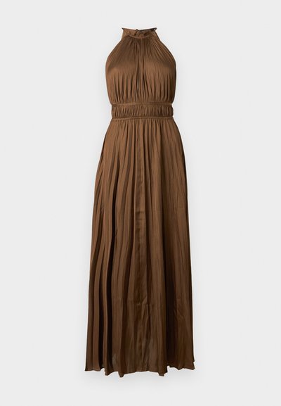 Robe maxi marron sans manches avec plis, col haut licou et taille cintrée, tissu fluide s'étendant jusqu'au sol.