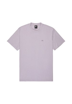 T-shirt violet clair à manches courtes et col rond avec un petit logo Quiksilver sur le côté gauche de la poitrine et une étiquette noire à l'intérieur du col.