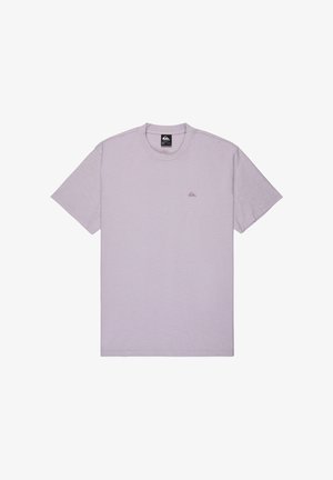 Hellviolettes T-Shirt mit kurzen Ärmeln und Rundhalsausschnitt, mit kleinem Quiksilver-Logo auf der linken Brust und einem schwarzen Etikett im Kragen.