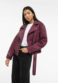 Bordoopunane nahast mootorratturi jakk hõbedaste detailidega, esiküljel tõmblukk ja küljetaskud. Omab vööd ja varrukatel on trukknööbid.