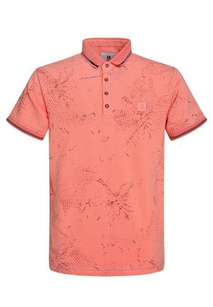 Polo de color coral con mangas cortas, tapeta de tres botones y cuello negro en contraste. Presenta un patrón de salpicaduras y un parche con el logotipo.