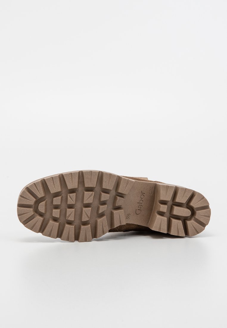Brązowa gumowa podeszwa buta z teksturowanym, wzorzystym designem. Zawiera wyraźną nazwę marki "Gabor" oraz wskaźnik rozmiaru "5½."