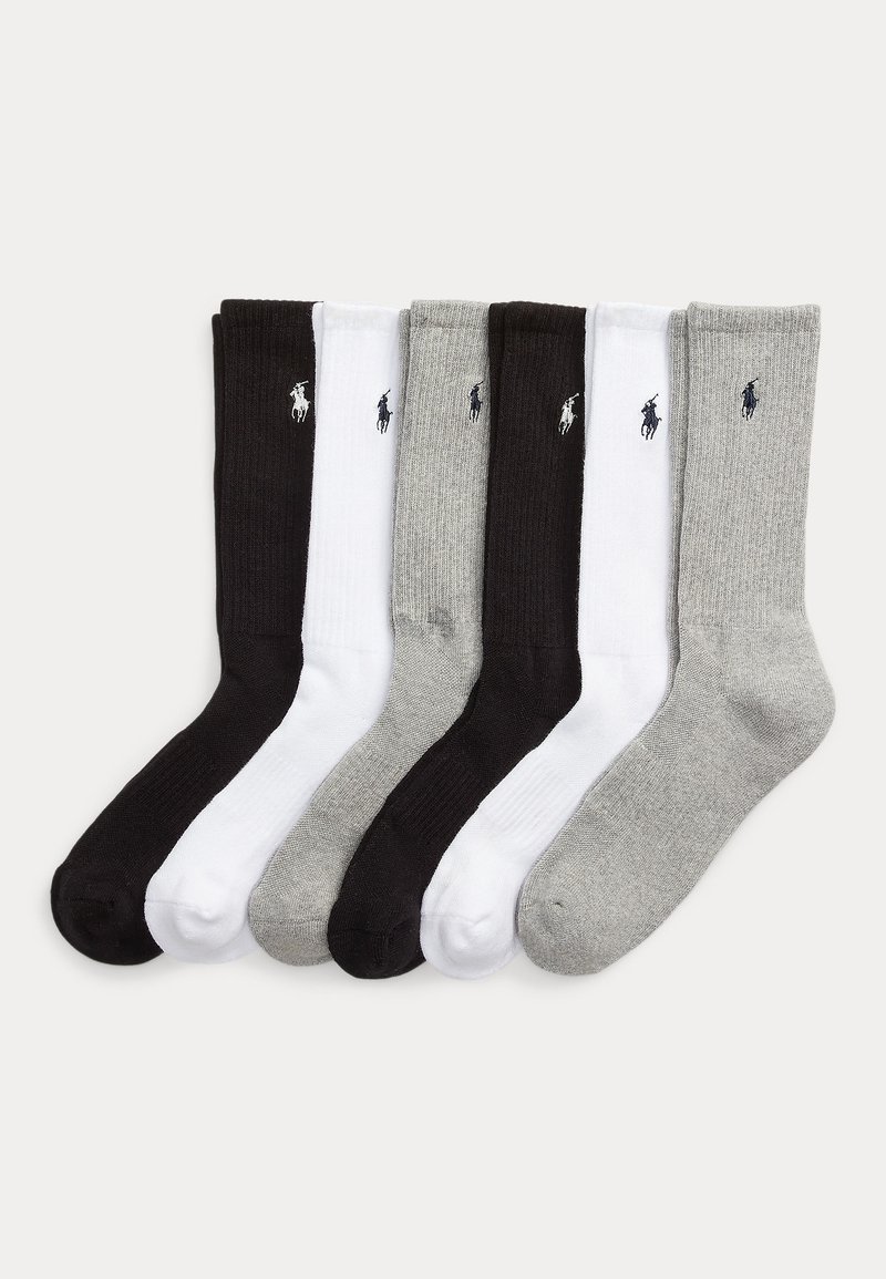 Sechs Paar gerippte Sneakersocken in Schwarz, Weiß und Grau, jeweils mit einem kleinen gestickten Pferd- und Reiter-Logo nahe der Bündchen.
