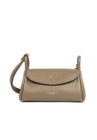 Borsa in pelle beige con forma arrotondata, chiusura a pattina, accessori in oro e tracolla removibile. Presenta il logo del marchio impresso sul davanti.