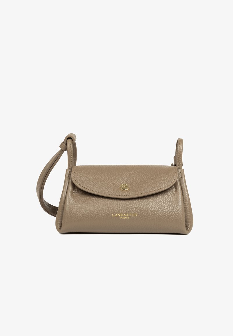 Beige Lederhandtasche mit runder Form, Klappenverschluss, goldenen Beschlägen und abnehmbarem Trageriemen. Mit geprägtem Markenlogo auf der Vorderseite.