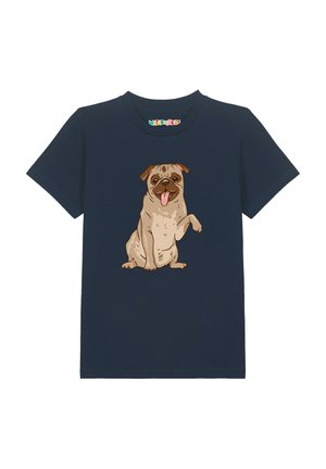 Marineblaues T-Shirt mit einem Cartoon-Mops, der sitzt, die Zunge herausstreckt und vorne in der Mitte eine Pfote hebt.