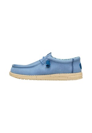 Scarpa casual azzurra chiara senza lacci con suola beige screziata, dettaglio laterale con lacci e fodera interna fantasia, mostrata su sfondo bianco.
