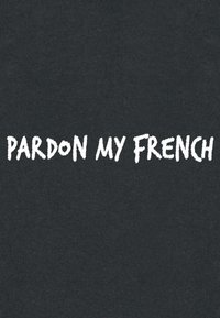 Crna majica s podebljanim bijelim natpisom "PARDON MY FRENCH" u razigranom, pohabanom fontu.