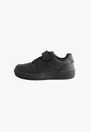 Czarny niski sneaker z sznurowadłami i paskiem na rzep, teksturowaną podeszwą i wyściełanym kołnierzem, pokazany od zewnętrznej strony.