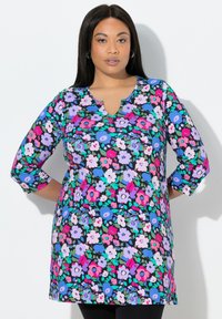 Kwiecista tunika z dekoltem w serek, rękawami o długości do łokcia i czarnym tłem. Zdobiona różowymi, fioletowymi i niebieskimi kwiatami oraz zielonymi liśćmi.