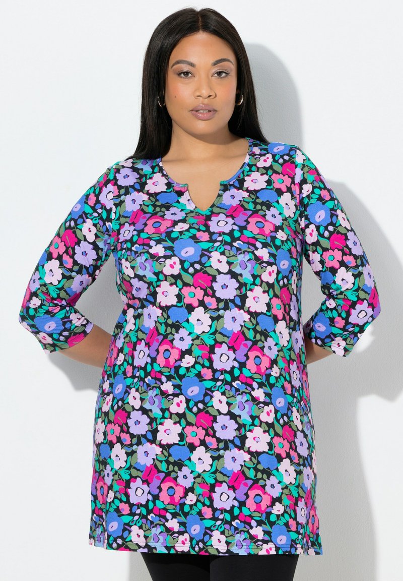 Kwiecista tunika z dekoltem w serek, rękawami o długości do łokcia i czarnym tłem. Zdobiona różowymi, fioletowymi i niebieskimi kwiatami oraz zielonymi liśćmi.