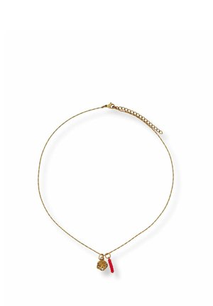 Zarte goldene Halskette mit kleinem baumförmigem Anhänger und kurzem roten Perlenanhänger, gesichert mit einem Karabinerverschluss und verstellbaren Gliedern.