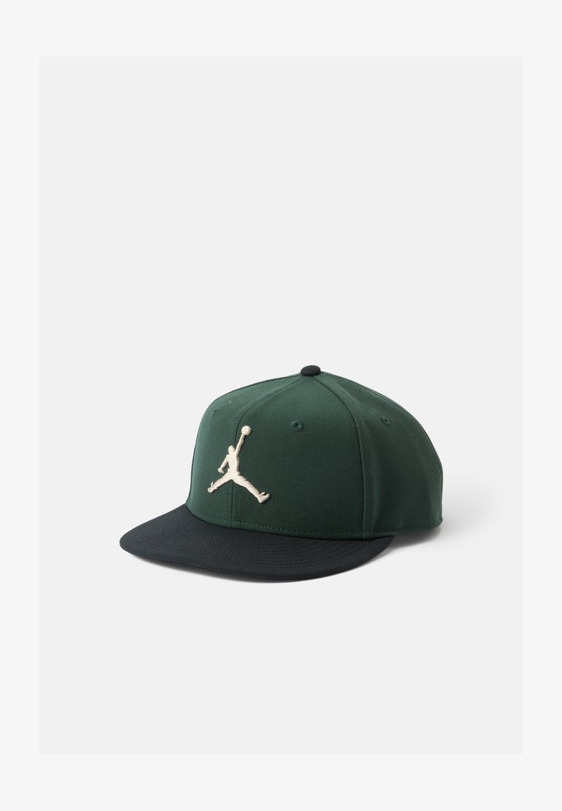 Zaļš un melns cepures ar stingru vizieri, priekšējā paneļa izšuvums ar Jumpman logo gaisīgi bežā krāsā. Audums no kokvilnas maisījuma.