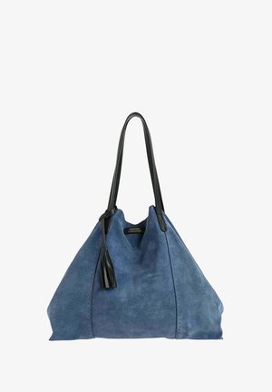 Sac fourre-tout en daim bleu avec de longues poignées en cuir noir et un détail à pompon, arborant une petite étiquette de la marque près du centre supérieur.