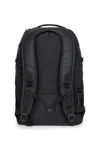 Czarny plecak wyposażony w wyściełane paski, gładki, trwały materiał oraz przestronną komorę. Po bokach znajdują się regulowane klamry.
