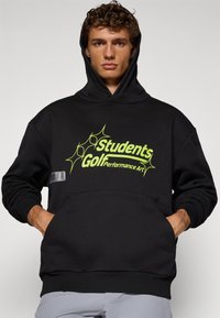 Svart hettegenser med en stor neongrønn grafikk som leser "Students Golf Performance Art" og en frontlomme.