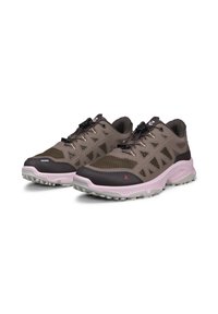Paire de chaussures de randonnée marron et noire avec semelles roses et bloque-lacets, conçues pour la randonnée en plein air sur terrain accidenté.