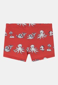 Calções de banho vermelhos com um padrão divertido de polvos, piratas e palmeiras em branco e preto. Feitos de um material elástico e suave.