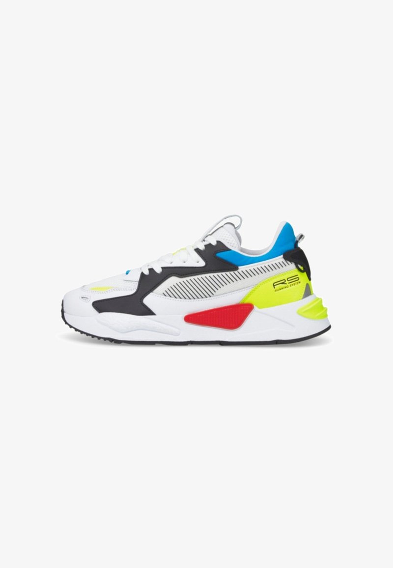Baskets blanches avec des accents noirs, bleus, rouges et jaune fluo, design à lacets et semelle épaisse portant l'inscription "RS Running System".