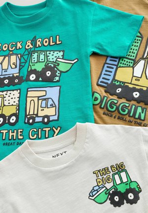 Kolm T-särki: türkiissinine ehitusgraafikaga, pruun kirjaga "DIGGIN'" ja valge kirjaga "THE BIG DIG." Pehme puuvill, ümara kaelusega, julged trükid.