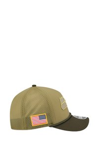 Khaki-Baseballcap mit Netzrücken, gebogenem Schirm und gesticktem Logo. Mit einem Patch mit einer amerikanischen Flagge an der Seite.