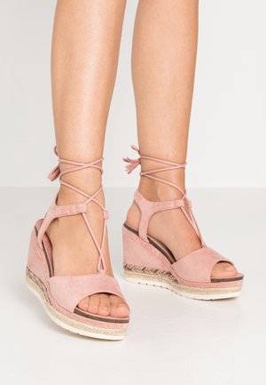 Roze suède wedge sandalen met een open teen, kruislings enkelbandjes en een geweven jute tussenzool. Geverfde buitenkant met een platte zool.