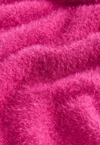Purios rožinės spalvos audinys su minkšta tekstūra, turintis šviečiančius akcentus ir banguotą paviršiaus raštą. Idealiai tinka įvairiems tekstilės pritaikymams.