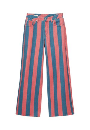 Pantalon en denim à jambes larges avec des rayures verticales alternées roses et bleues, poches avant, passants pour ceinture et fermeture à boutons.