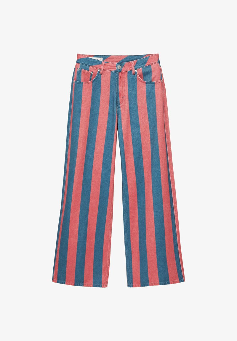 Pantalon en denim à jambes larges avec des rayures verticales alternées roses et bleues, poches avant, passants pour ceinture et fermeture à boutons.