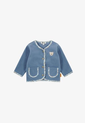 Chaquetón de forro polar azul con ribete floral, que presenta dos bolsillos y un aplique de oso en el lado izquierdo del pecho. Cuatro botones en la parte delantera.