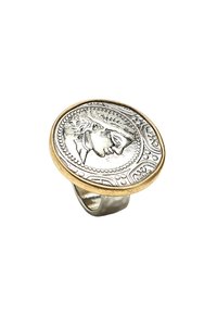 Okrągły pierścień z motywem srebrnej monety i złotym rantem. Złożone detale obejmują teksturowane wzory oraz gładki metaliczny pasek.