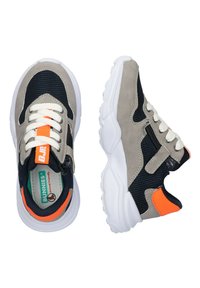 Šedé a námořnické tenisky ze síťoviny a nubuku, se bílými tkaničkami, oranžovým akcentem a robustní bílou podrážkou.