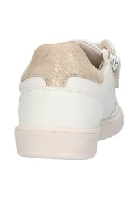 Witte sneaker met een gestructureerde beige glitterschoenaccent op de hiel, voorzien van een gladleren bovenwerk en een gepolsterde kraag voor extra comfort.