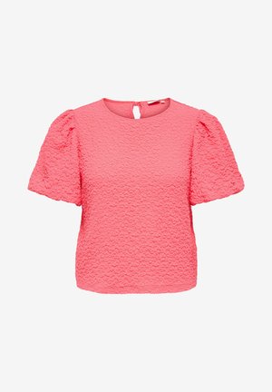 Blouse courte texturée rose corail avec manches ballons et petite fermeture bouton en forme de trou de serrure au niveau de l'encolure arrière.