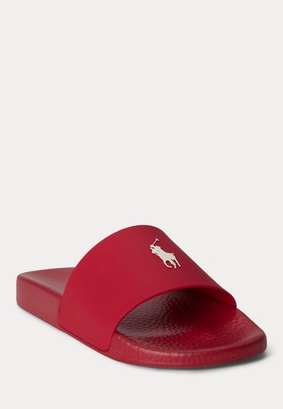 Czerwona sandałka na ślizgu z teksturowaną wkładką i srebrnym logo gracza polo umieszczonym na szerokim pasku.