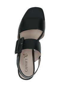 Černé sandály s otevřenou špičkou a čtveratou špičkou, širokými popruhy a ozdobným přezkou. Vyrobené z hladké kůže s polstrovanou stélkou.
