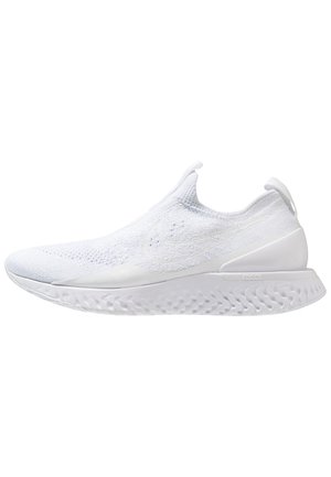 Białe buty typu slip-on z dzianą cholewką, teksturowaną podeszwą i subtelnym logo Nike Swoosh po boku.