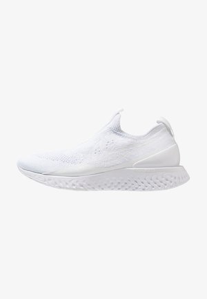 Baskets blanches slip-on avec tige en maille, semelle texturée et logo Nike Swoosh discret sur le côté.