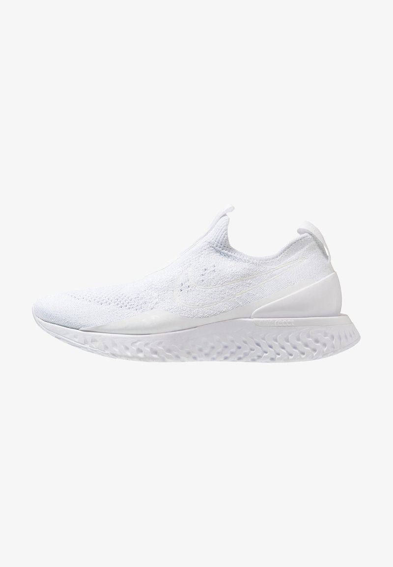 Baskets blanches slip-on avec tige en maille, semelle texturée et logo Nike Swoosh discret sur le côté.