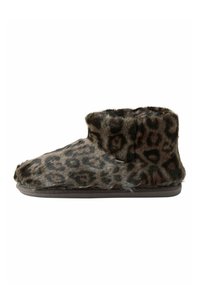 Papuci din blană artificială cu imprimeu leopard, cu vârf rotund, înălțime joasă până la gleznă și talpă plată din cauciuc. Textură moale și aspect cald.