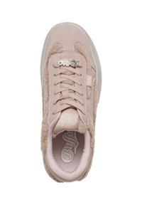 Baskets rose clair avec extérieur en daim, accents en fausse fourrure texturée, bout arrondi et lacets décoratifs. Détail du logo sur la languette.