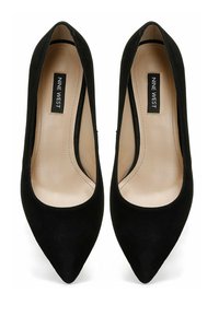 Pump in suede nero con punta affusolata, foderate internamente in modo liscio, con bordi arrotondati e taglio basso attorno alla caviglia. Marchio: Nine West.