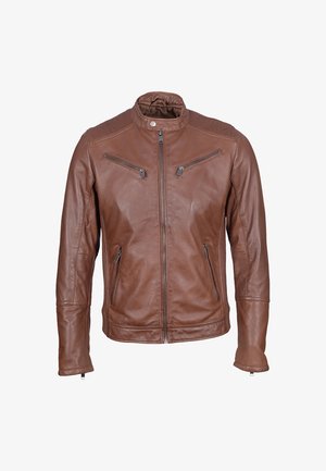 Giacca in pelle marrone con colletto rialzato, due cerniere angolate sul petto, due tasche laterali, dettagli a coste sulle spalle e design aderente.