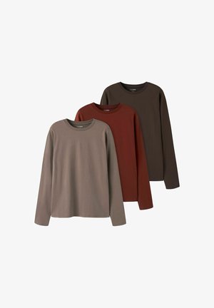 Tre almindelige langærmede crewneck-trøjer i taupe, rust og mørkebrun, arrangeret overlappende på en hvid baggrund.