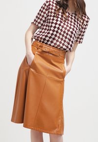 Baum und Pferdgarten Blus - dark red