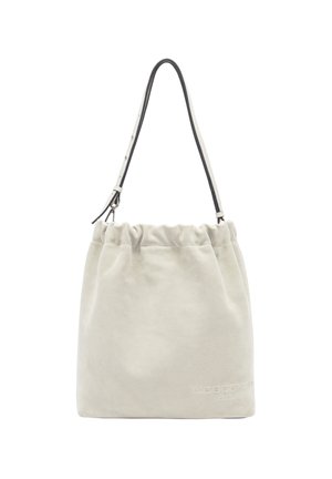 Sac en daim gris en forme de seau avec un haut froncé et une fine sangle noire. Présente un logo en relief à l'avant pour un branding subtil.