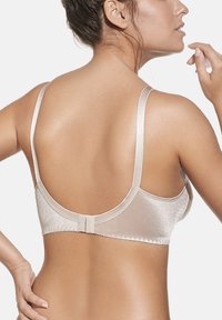 Sujetador de satén en beige claro con tirantes ajustables, soporte de varilla y un cierre de gancho en la parte posterior. Textura suave y diseño moldeador.