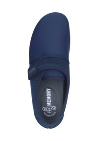 Scarpa slip-on blu navy con cinturino regolabile in mesh, soletta in memory foam con etichetta "Fly Flot" e suola ammortizzante antiurto.