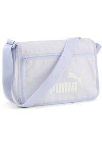 Svetlomodrá taška na rameno vyrobená z látky, s prednou vreckom na zips, nastaviteľným popruhom a veľkým bielym logom Puma na prednej strane.