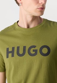 HUGO DULIVIO - Marškinėliai su spaudiniu - open green